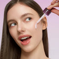 Textura leve do sérum Purple PDRN aplicada no dorso da mão, Glowthie Loja de Cosmética Coreana em Portugal