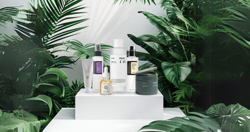 Produtos de cosmética coreana em pedestal branco com plantas tropicais ao fundo, K-Beauty.