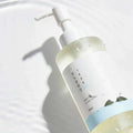 Frasco de cosmético coreano com doseador, destaque para limpeza facial, fundo branco.