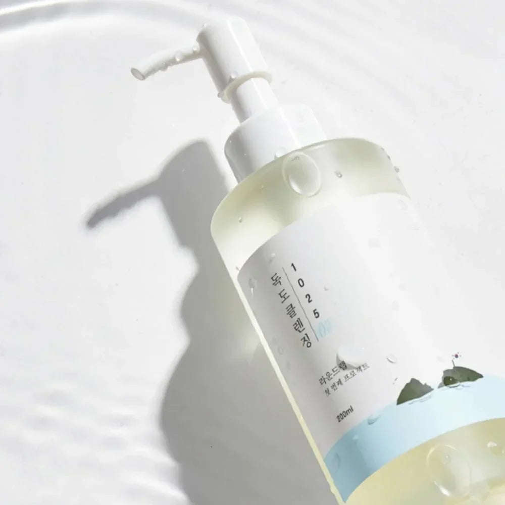 Frasco de cosmético coreano com doseador, destaque para limpeza facial, fundo branco.