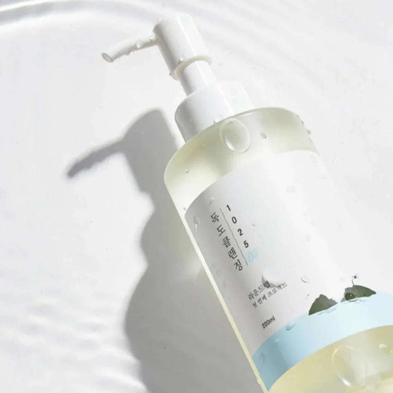 Frasco de cosmético coreano com doseador, destaque para limpeza facial, fundo branco.