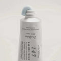 Creme facial coreano em bisnaga branca com textura azul claro, indicado para pele seca.