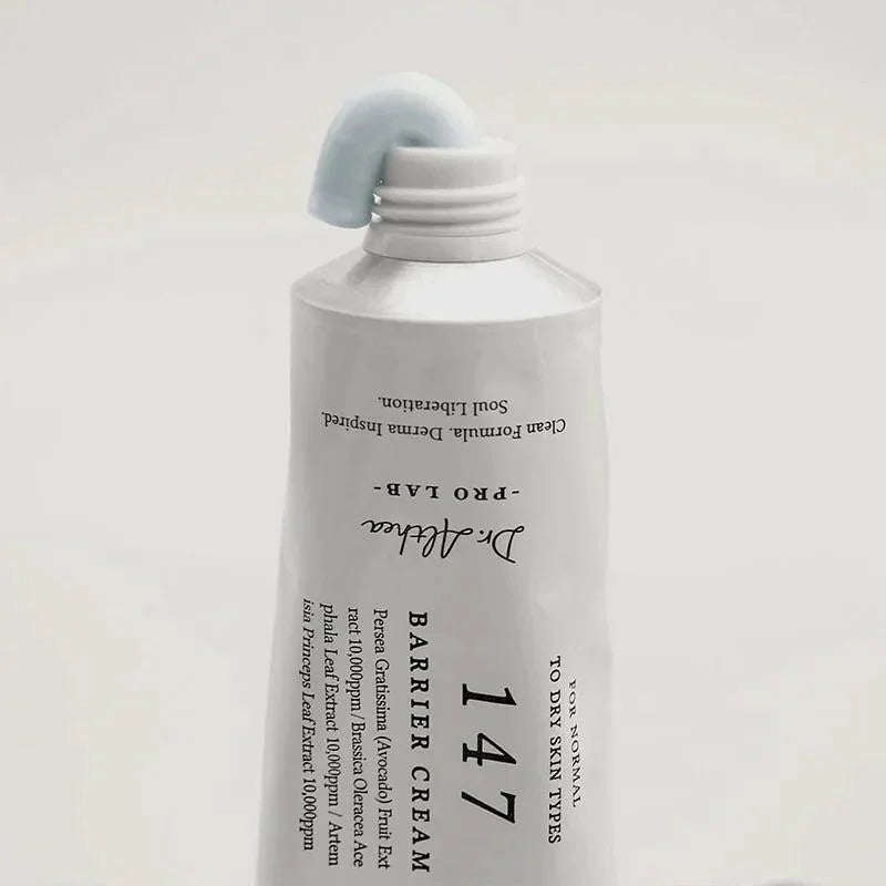 Creme facial coreano em bisnaga branca com textura azul claro, indicado para pele seca.