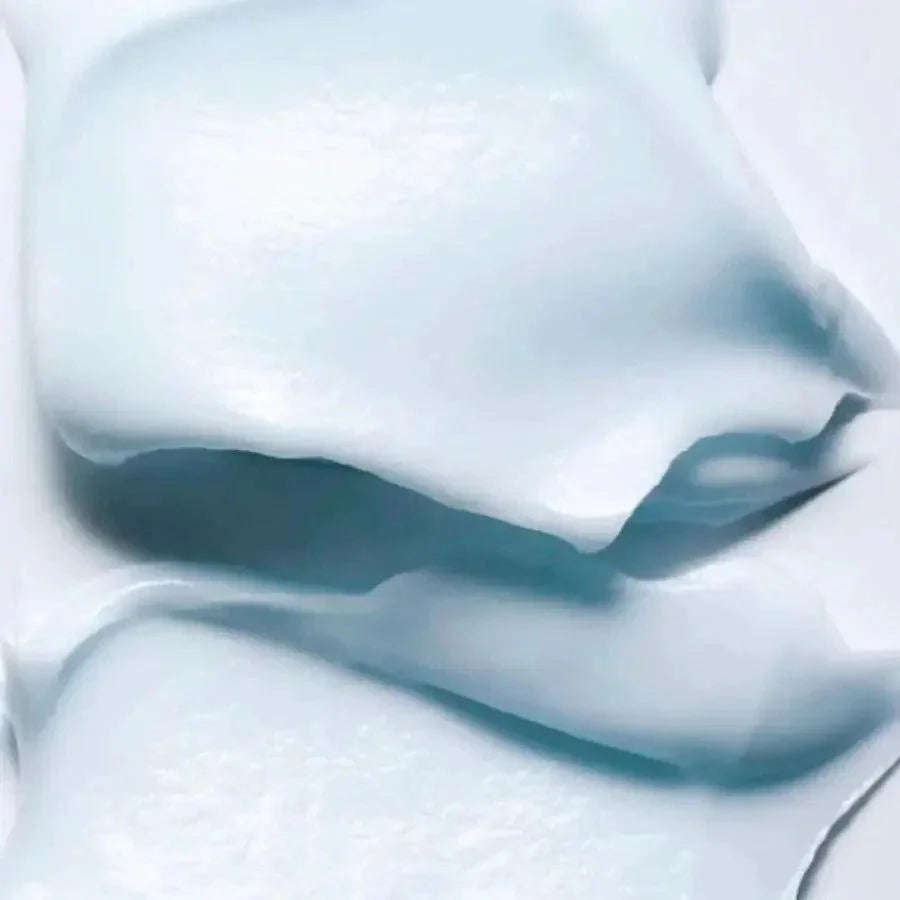 Textura de creme facial coreano calmante azul-claro para hidratação intensa da pele.