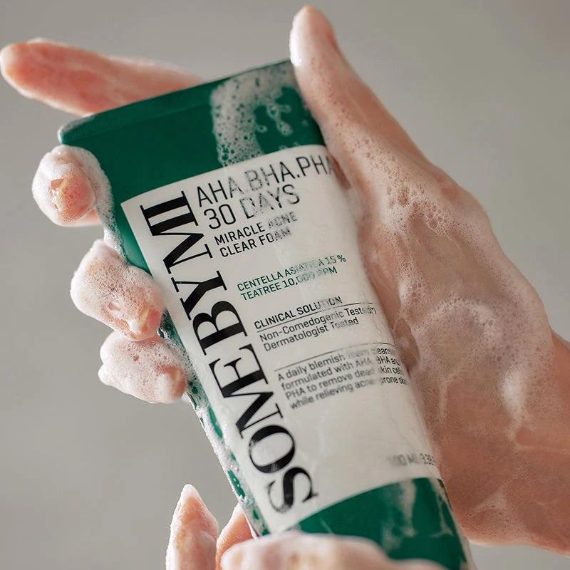 Aplicacao de espuma esfoliante coreana — Glowthie Portugal