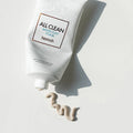 Aplicação da espuma All Clean White Clay Foam no rosto. Disponível na Glowthie – loja de cosmética coreana em Portugal