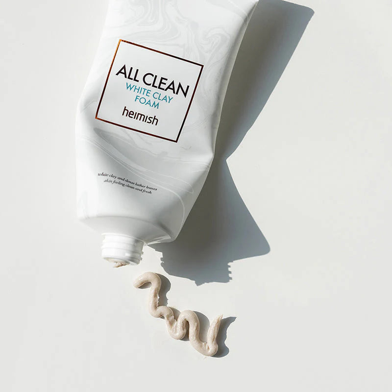 Aplicação da espuma All Clean White Clay Foam no rosto. Disponível na Glowthie – loja de cosmética coreana em Portugal
