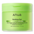 Um frasco cilíndrico verde-claro com a inscrição “Anua Soothing Pad” e “Azelaic 10 + Hyaluron” por baixo. Contém 90 discos, 230 ml, indicado para acalmar a vermelhidão. KBeauty Portugal.
