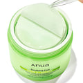 Um frasco verde com a inscrição “Anua Soothing Pad” contém discos circulares embebidos em ácido azelaico e hialuron. Uma pinça levanta um dos discos, sugerindo frescura e cuidado. KBeauty.