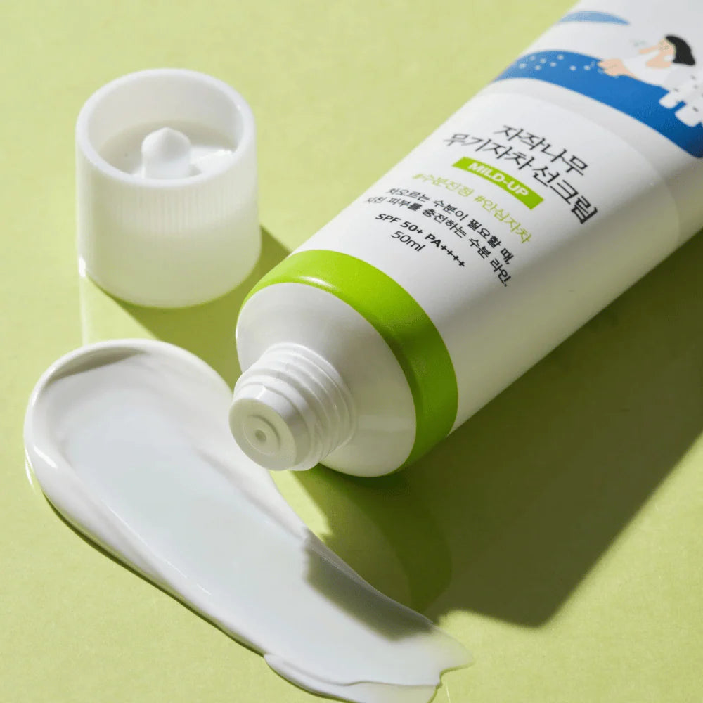 Aplicação do protetor solar Birch Juice em textura leve e hidratante. Disponível na Glowthie – loja de cosmética coreana em Portugal. Proteção solar de amplo espectro para pele sensível- ingredientes chave: seiva de bétula, hialuronato de sódio, niacinamida 