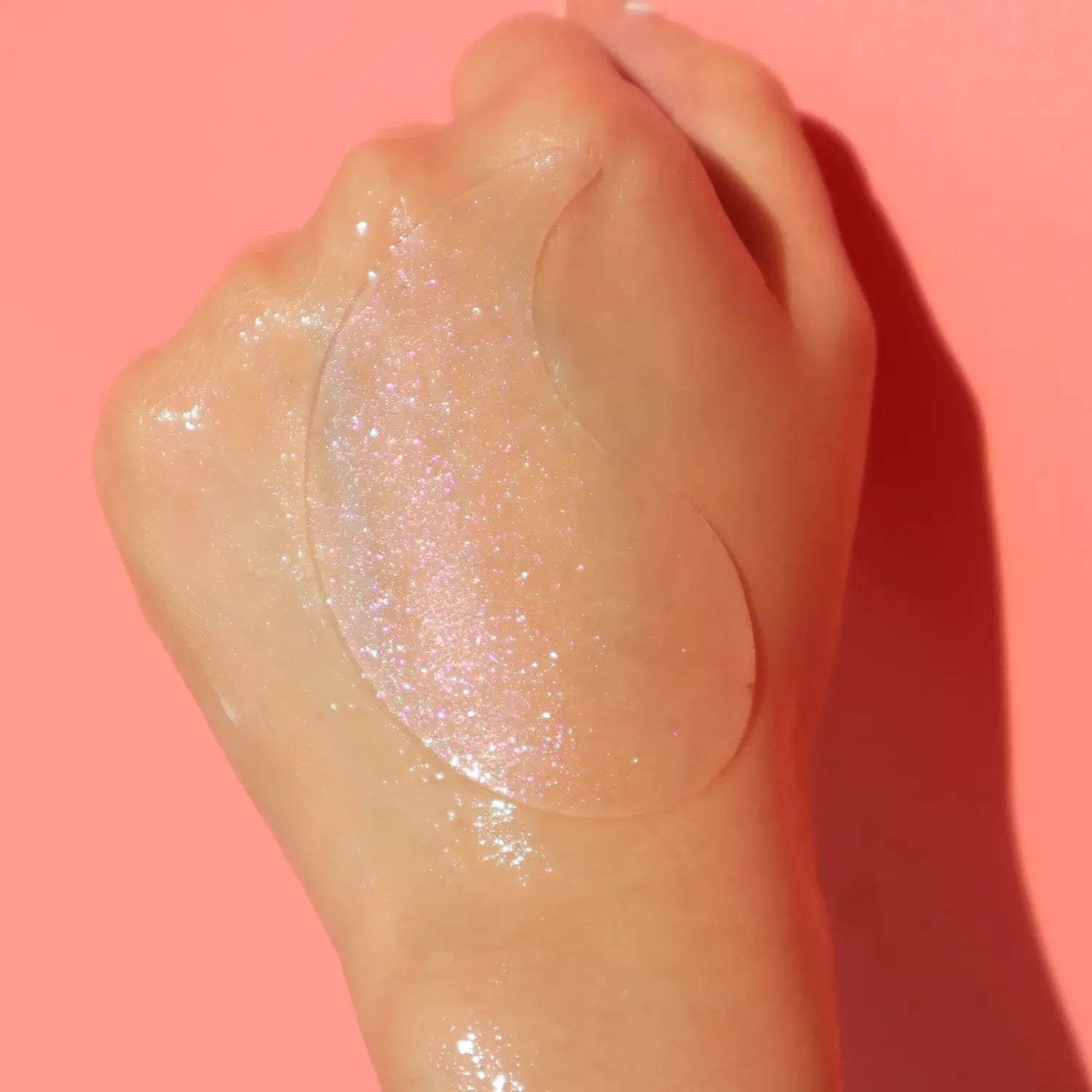 Textura suave do hidrogel Bulgarian Rose – adesão confortável. Disponível na Glowthie – loja de cosmética coreana em Portugal.