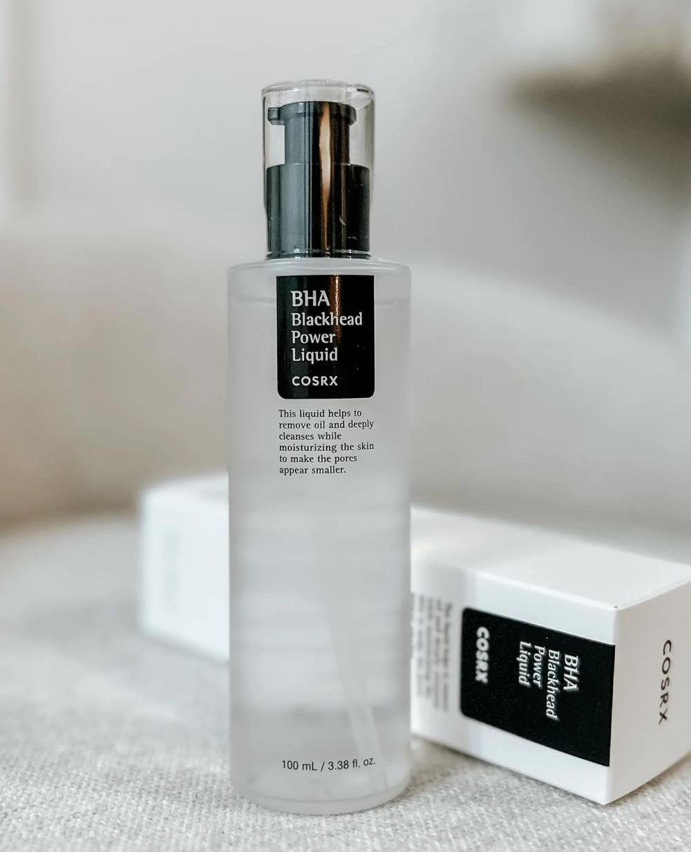 Aplicação do BHA Blackhead Power Liquid no rosto – esfoliação suave com BHA. Disponível na Glowthie – loja de cosmética coreana em Portugal