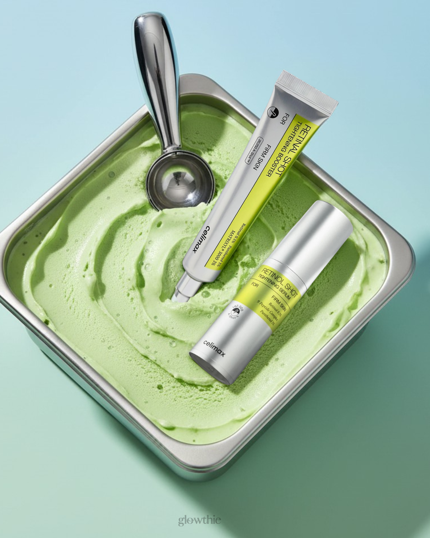 Um recipiente de metal cheio de sorvete cremoso verde é coberto com uma colher de sorvete prateada e dois cosmeticos coreanos  produtos para cuidados com a pele. A cena é leve e refrescante.