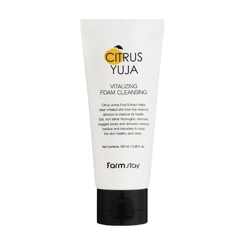 Tubo branco do Citrus Yuja Vitalizing Foam Cleansing com tampa preta. Motivo cítrico, detalhes do produto e logótipo Farm Stay impressos. Design limpo e refrescante.