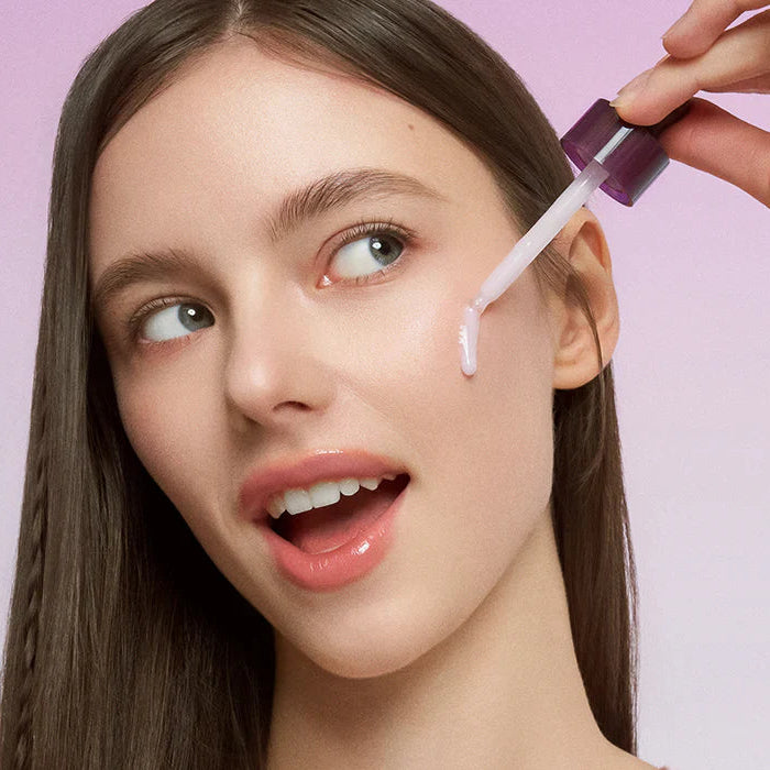 Frasco do sérum EQQUALBERRY Purple PDRN Pore Minimizing Serum Glowthie sobre fundo branco, Loja de Cosmética Coreana em Portugal