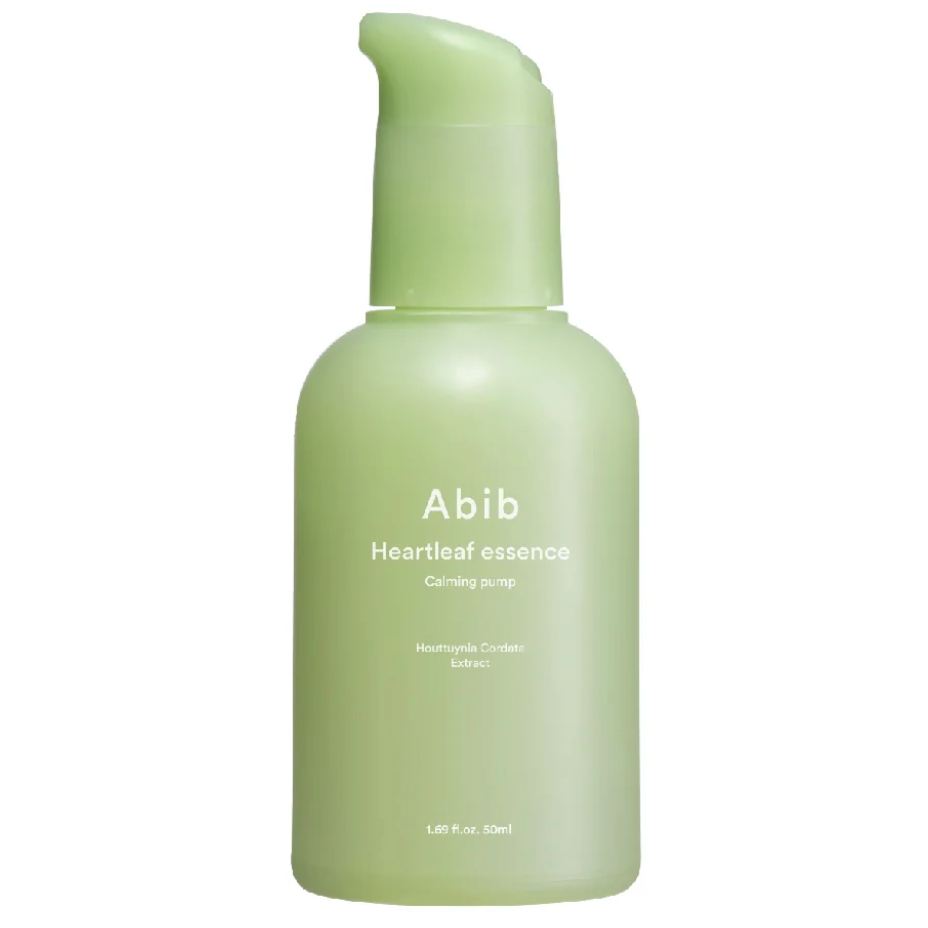 Frasco verde da Abib Heartleaf Essence Calming Pump sobre fundo branco
