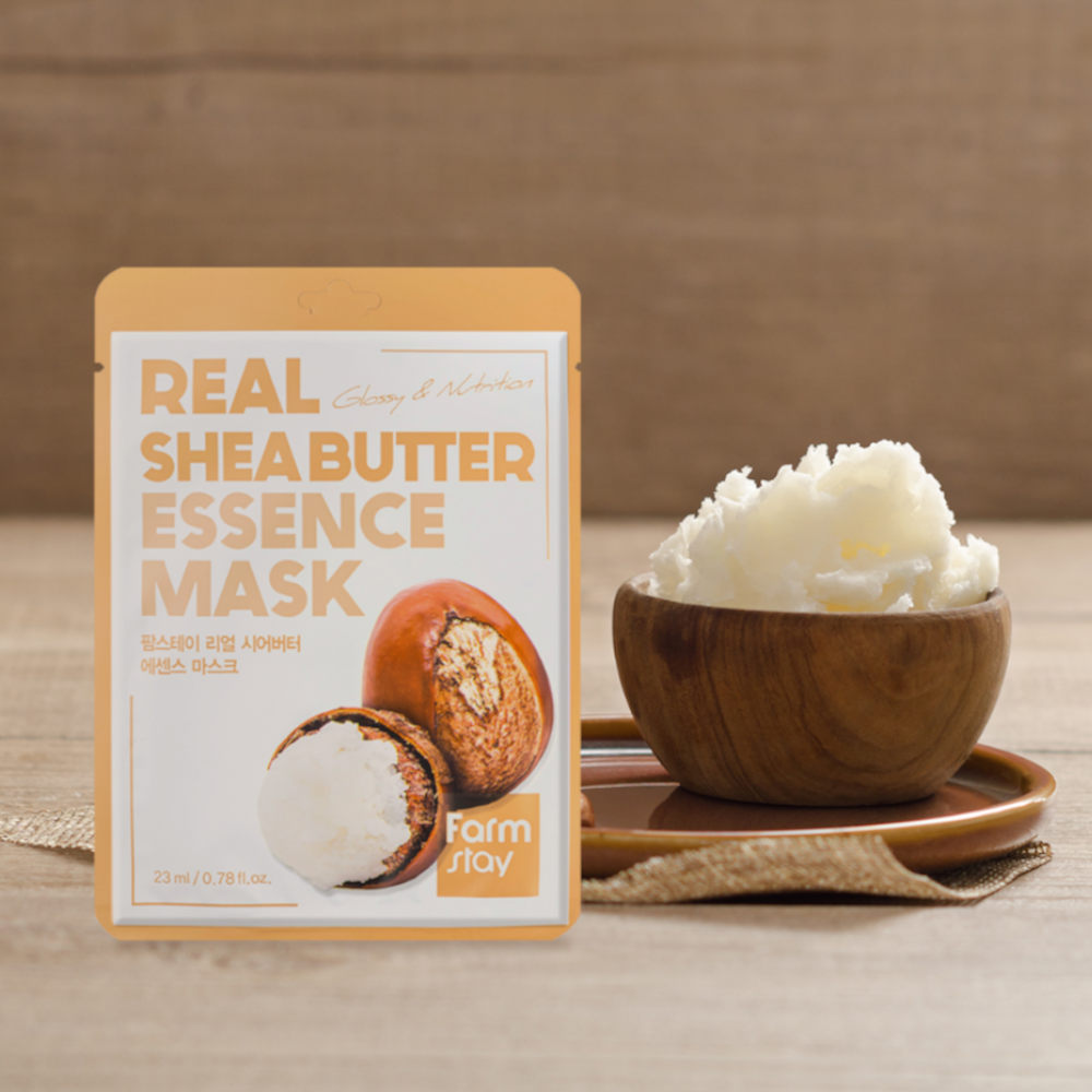Embalagem da Real Shea Butter Essence Mask da Farm Stay, com uma noz de karité partida mostrando a manteiga cremosa. O texto em destaque transmite cuidados de pele nutritivos.