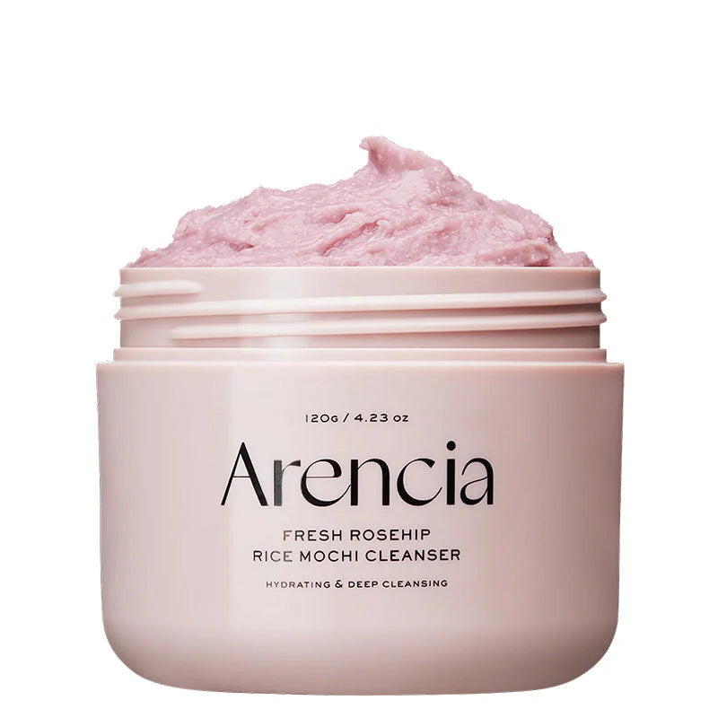 Um frasco rosa rotulado "Arencia Fresh Rosehip Rice Mochi Cleanser", com um creme rosa macio e fofo por cima. Transmite uma sensação hidratante e calmante.