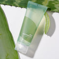 Cuidado diário com 80% de aloe vera para pele seca. Ingredientes naturais destacados ao lado do produto
