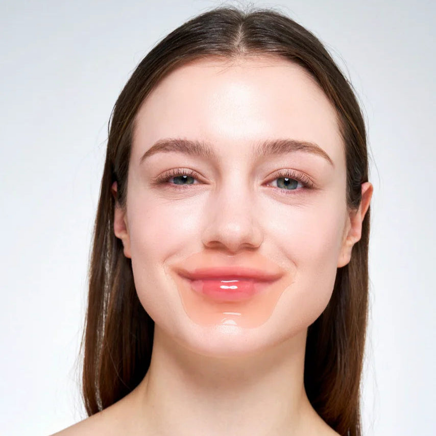 Lábios macios e suaves após uso da máscara hidrogel Pink Peach. Disponível na Glowthie - loja de cosmética coreana em Portugal
