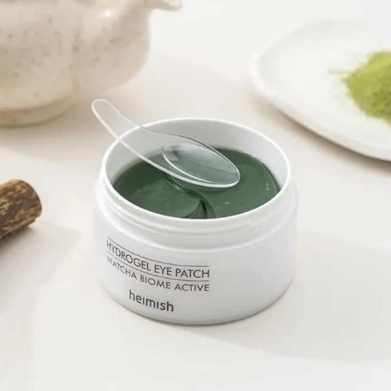 Patch hidrogel de matcha aplicado sob os olhos — efeito iluminador. Disponível na Glowthie – loja de cosmética coreana em Portugal.