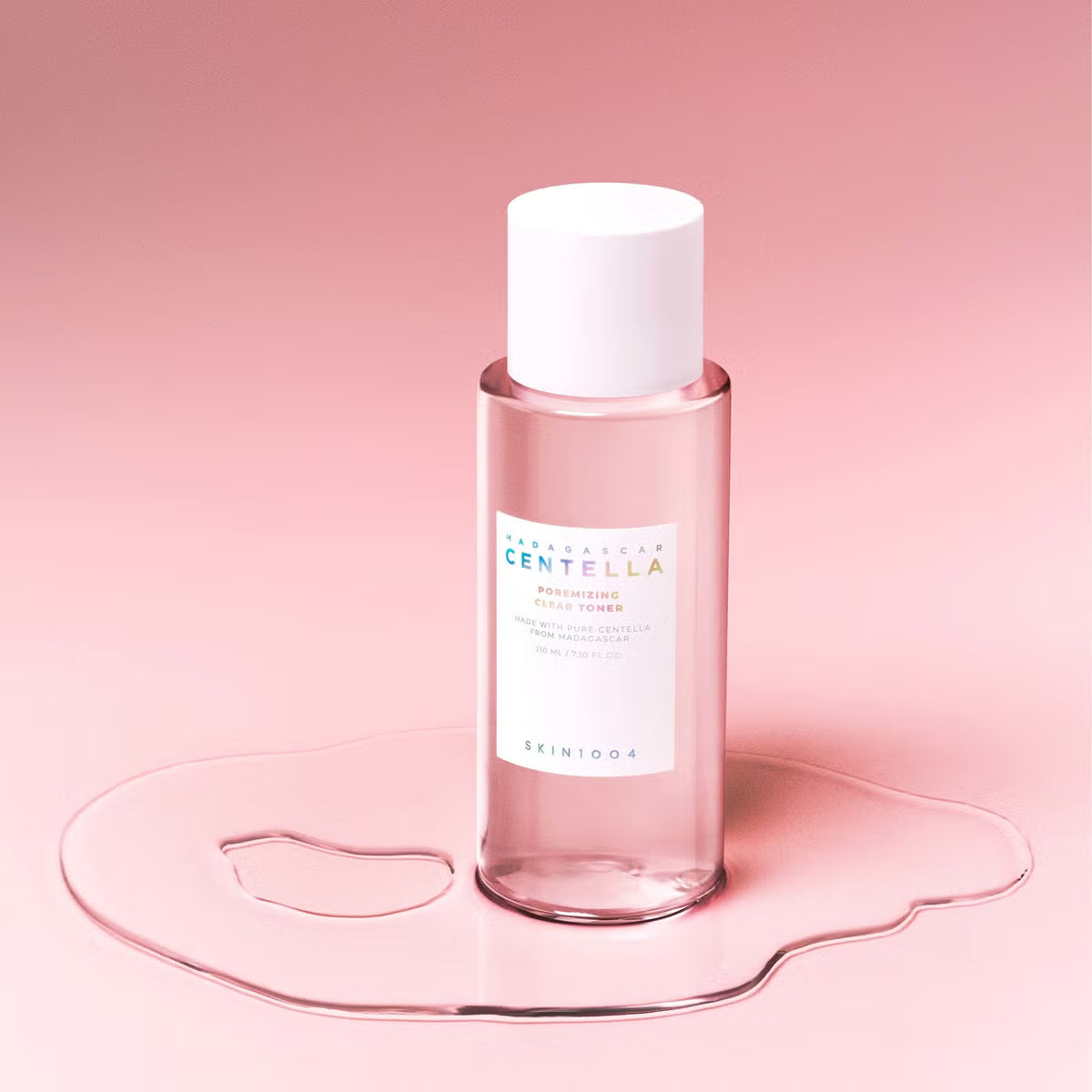 Frasco transparente do SKIN1004 Madagascar Centella Poremizing Clear Toner, com líquido rosa, tampa branca e texto colorido no rótulo a descrever os detalhes do produto. 210ml de tónico facial coreano para minimizar poros