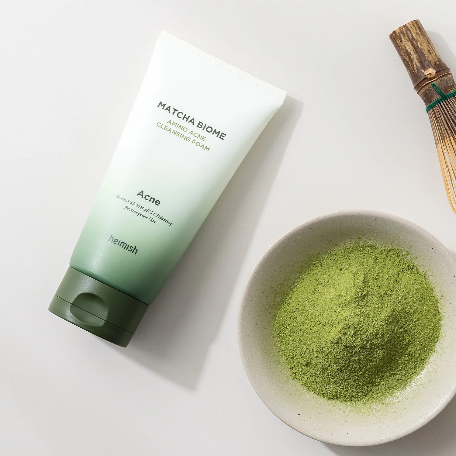 “Textura cremosa da espuma de limpeza Heimish Matcha Biome. Disponível na Glowthie – loja de cosmética coreana em Portugal.”