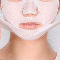 GIF/Video de uma modelo coreana a aplicar a máscara coreana Reedle Shot Lifting Mask da VT Cosmetic e exemplificar como a aplicar no rosto, na perspetiva frontal. Cosmetica coreana.