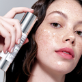 Textura leve do sérum Medicube Reedle Shot 300 com péptidos e ácido hialurónico. Disponível na Glowthie – loja de cosmética coreana em Portugal
