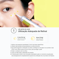 Uma mulher aplica creme de retinal amarelo em pontos na bochecha a partir de um tubo. O texto abaixo detalha o uso correto do retinal, incluindo quantidades e precauções