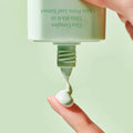 Textura levemente cremosa do protetor aplicada na pele. Cica Calming Sun Serum: proteção e conforto diário.