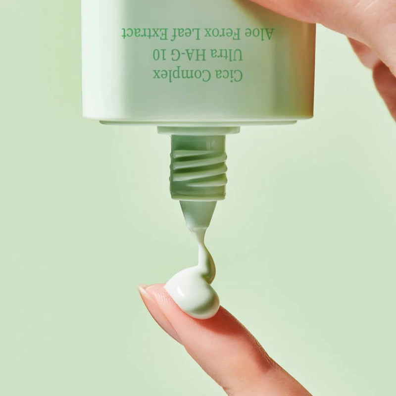 Textura levemente cremosa do protetor aplicada na pele. Cica Calming Sun Serum: proteção e conforto diário.