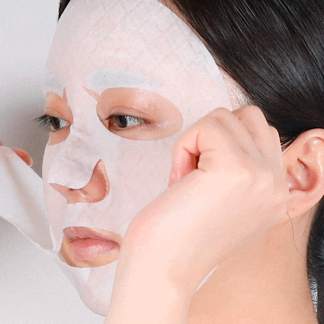 GIF/Video de uma modelo coreana a aplicar a máscara coreana Reedle Shot Lifting Mask da VT Cosmetic e exemplificar como a aplicar no rosto. Cosmetica coreana.