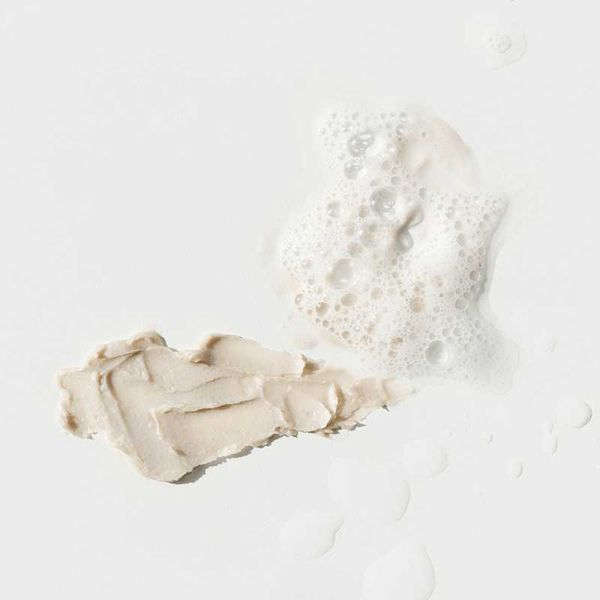Ingredientes chave: kaolin, ácido hialurónico, óleos herbais — White Clay Foam. Disponível na Glowthie – loja de cosmética coreana em Portugal.