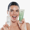 A Kendal Jenner a usar a dupla de limpeza coreana da ANUA Heartleaf Pore Control Cleansing Oil  e o Heartleaf Quercetinol Pore Deep Cleansing Foam. 