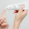 Aplicação do creme Dr. Althea 345 Relief na pele para regeneração pós-acne