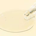 Sérum leve para uniformizar o tom com espinheiro‑marítimo. Aplicação do sérum no rosto com gota concentrada. Textura leve e aquosa do sérum sendo aplicada na palma da mão.
