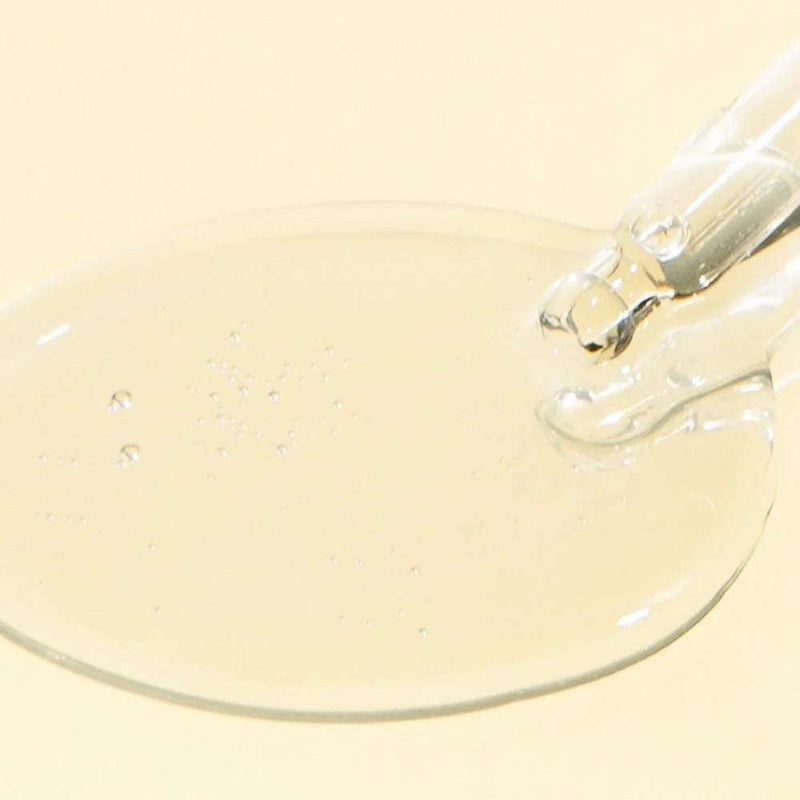 Sérum leve para uniformizar o tom com espinheiro‑marítimo. Aplicação do sérum no rosto com gota concentrada. Textura leve e aquosa do sérum sendo aplicada na palma da mão.
