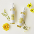 Óleos vegetais e flor de calêndula alinhados junto ao frasco. Oil cleanser vegano com calêndula para rotina de limpeza
