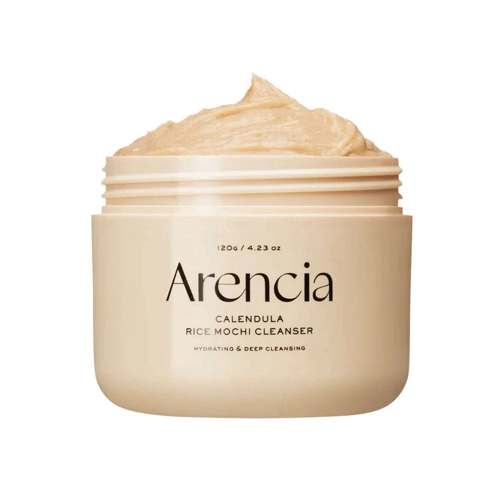 Arencia Calendula Rice Mochi Cleanser num frasco bege, aberto com a textura cremosa visível. O texto destaca as suas propriedades hidratantes e de limpeza profunda.