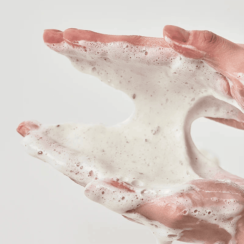 Aplicação da espuma de limpeza ANUA Heartleaf Quercetinol para purificar os poros e controlar a oleosidade