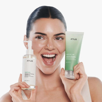 A Kendal Jenner a usar a dupla de limpeza coreana da ANUA Heartleaf Pore Control Cleansing Oil  e o Heartleaf Qurcetinol Pore Deep Cleansing Foam.  