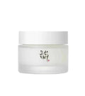 Creme facial hidratante coreano em pote branco, rótulo em caracteres asiáticos.