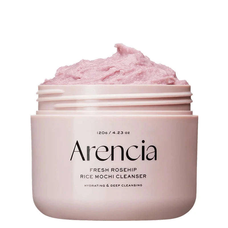 Um frasco rosa rotulado "Arencia Fresh Rosehip Rice Mochi Cleanser", com um creme rosa macio e fofo por cima. Transmite uma sensação hidratante e calmante.