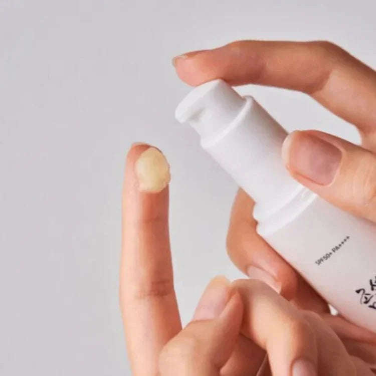 Sérum facial coreano Beauty of Joseon Ginseng Moist Sun Serum SPF50 em embalagem branca minimalista.