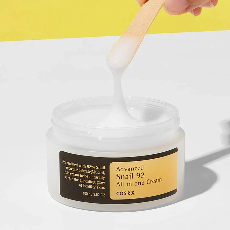 Creme facial coreano COSRX Advanced Snail 92 All in One Cream, textura cremosa em pote aberto.