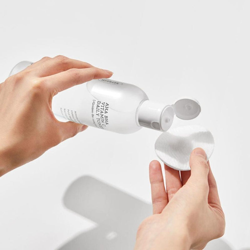 Aplicação do tónico AHA BHA Vitamina C / COSRX no rosto. Textura leve e absorção rápida do tónico diário. Disponível na Glowthie – loja de cosmética coreana em Portugal