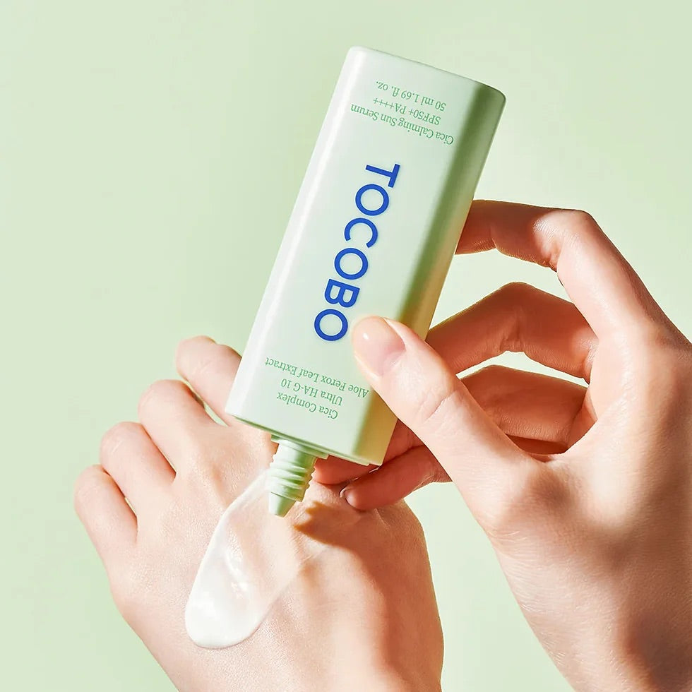 Frasco verde claro de Tocobo Cica Calming Sun Serum com tampa