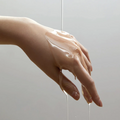 Aplicação do óleo de limpeza ANUA Heartleaf Pore Control para uma pele mais limpa e equilibrada.