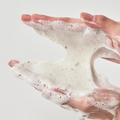 Aplicação da espuma de limpeza ANUA Heartleaf Quercetinol para purificar os poros e controlar a oleosidade